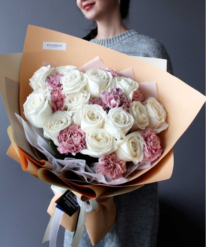 Белые розы и диантусы Тинтед в букете 