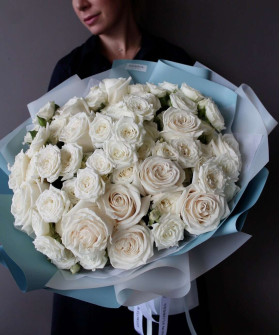 25 Белых роз Плая бланка и кустовых роз в дуо-букете №3001