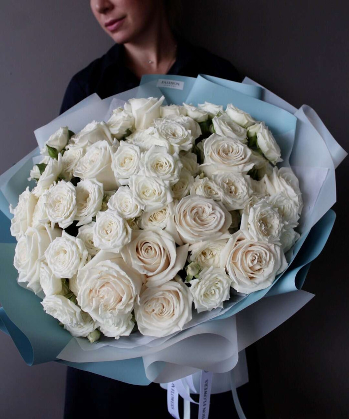 25 Белых розы Плая бланка и кустовых роз в дуо-букете №3001