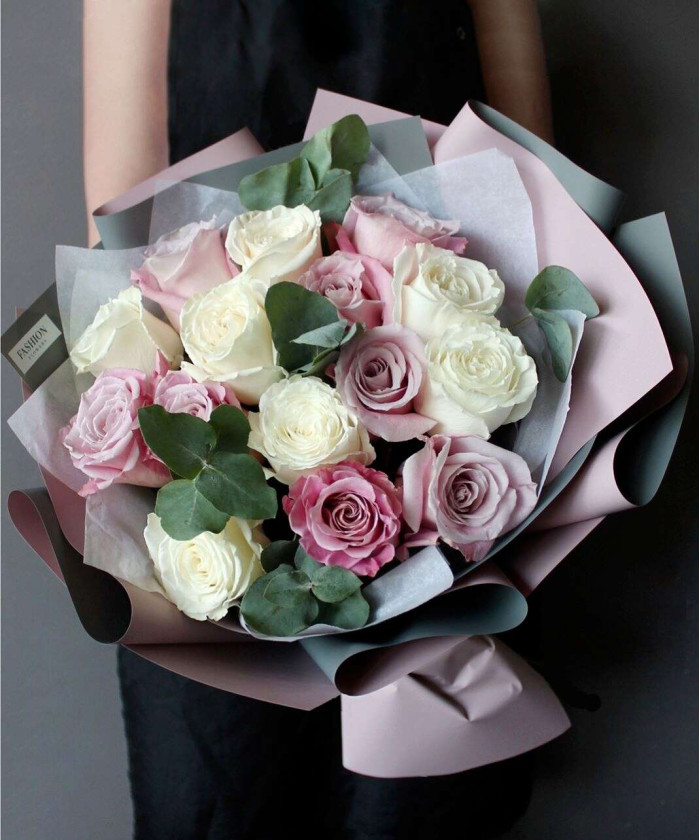 15 бело-лиловых роз в букете 