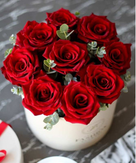 9 красных роз Эксплорер с эвкалиптом в шляпной коробке №3114