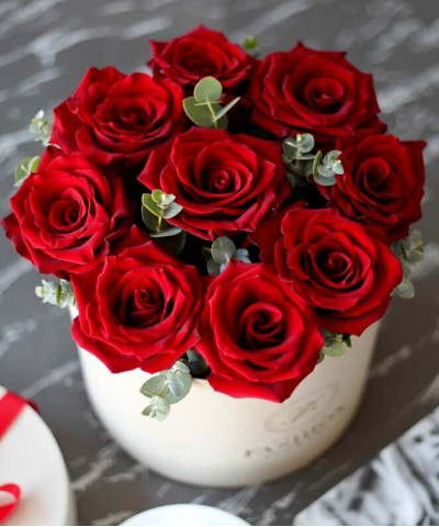 9 красных роз Эксплорер с эвкалиптом в шляпной коробке №3114