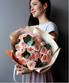 9 персиковых кустовых роз с эвкалиптом №2896