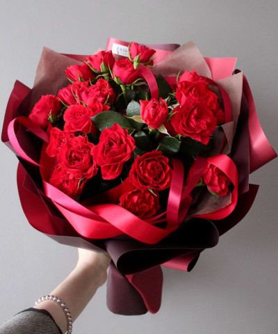7 кустовых красных роз Белла линда брик №2335