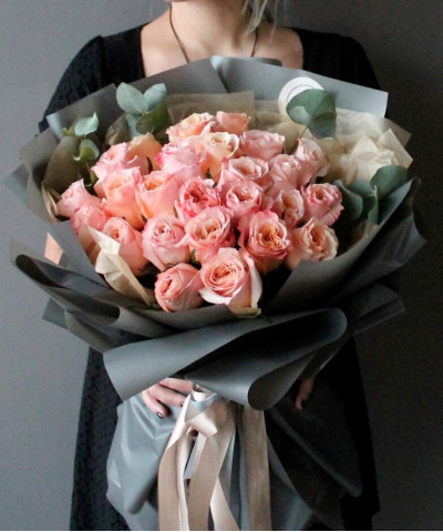 25 персиковых роз Шиммер с эвкалиптом №2809