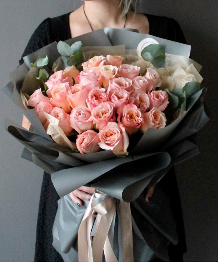 25 персиковых роз Шиммер с эвкалиптом №2809