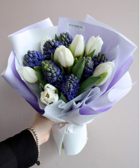 Гиацинты и белые тюльпаны в букете "Весенний поцелуй" №2233