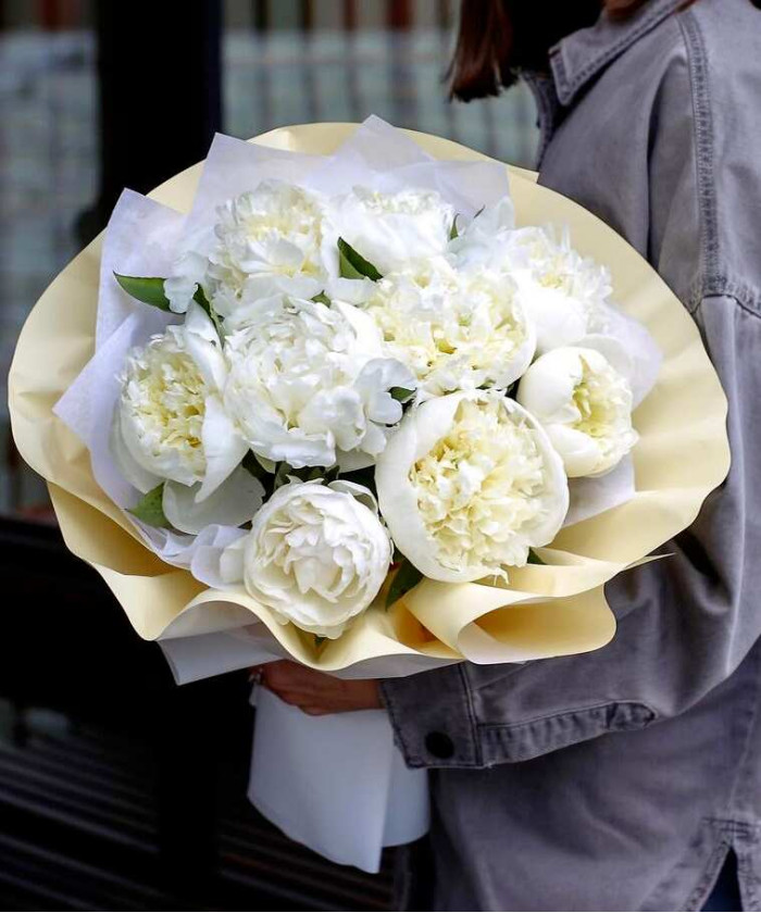 9 белых пионов №6180