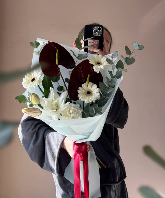 Антуриум Шоколад в букете №9443