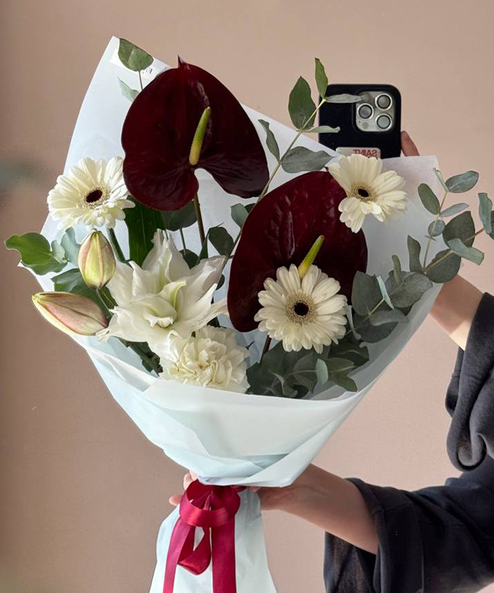 Антуриум Шоколад в букете №9443