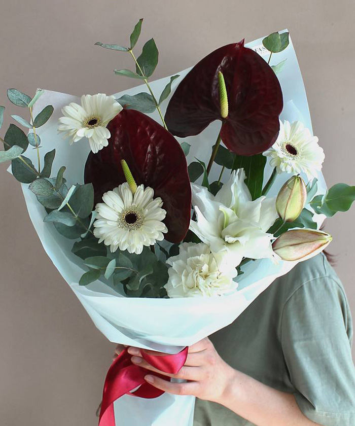 Антуриум Шоколад в букете №9443