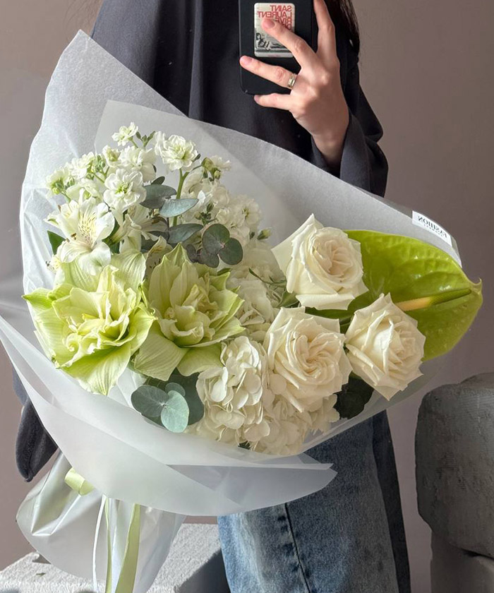 Белые розы и зелёный антуриум в авторском букете 