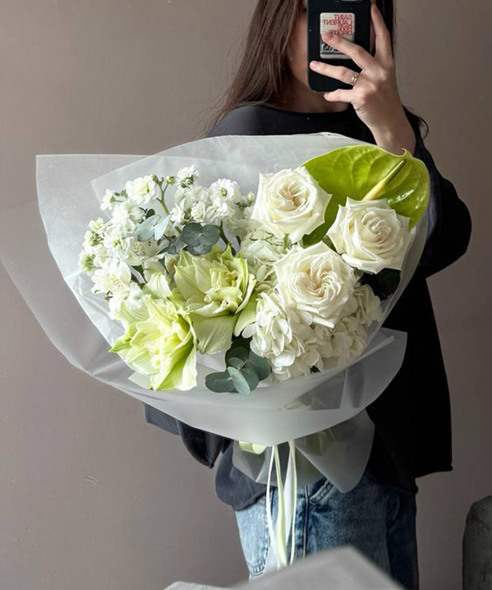 Белые розы и зелёный антуриум в авторском букете 