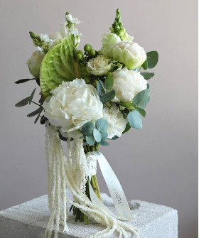 "Единственной" авторский букет с антуриумом и пионами №3522