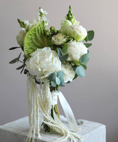 "Единственной" авторский букет с антуриумом и пионами №3522