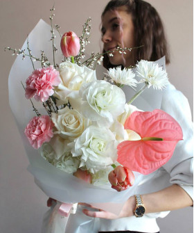 "Красочная весна" авторский букет с ранункулюсами, гортензией, тюльпанами и антуриумом №3579