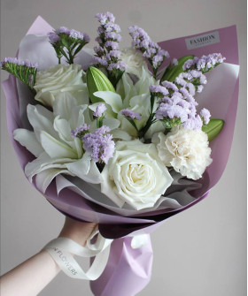Лилия и белые розы в букете "Фламинго" №9568