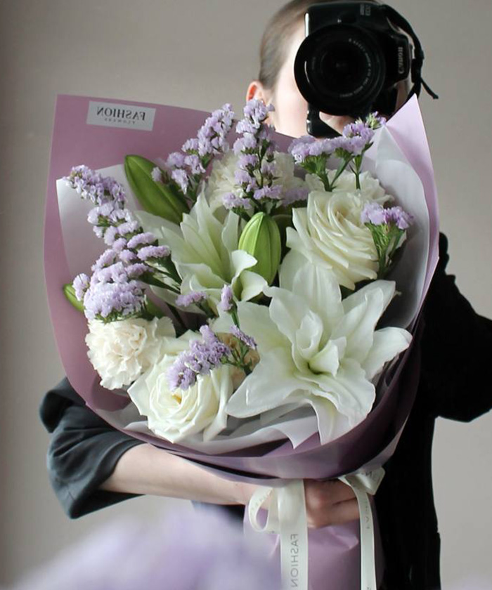 Лилия и белые розы в букете 