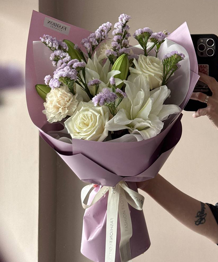 Лилия и белые розы в букете 