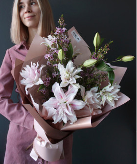 3 пионовидные лилии Виола в букете "Сакура пинк" №2791