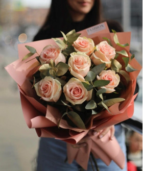 7 розовых роз с эвкалиптом в букете "Валенсия" №2549