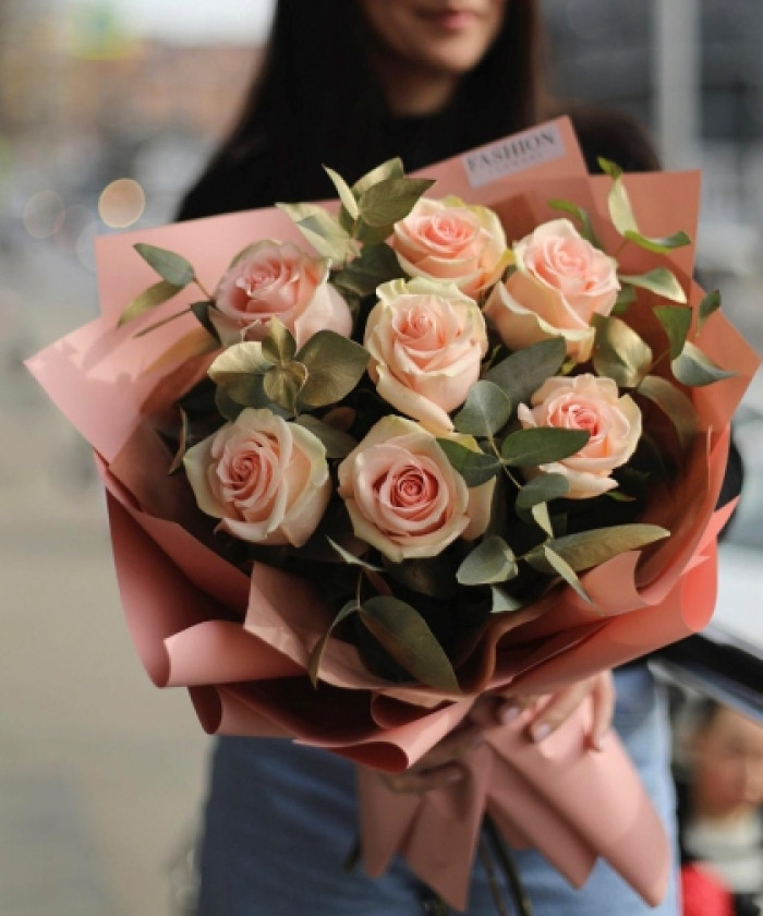 7 розовых роз с эвкалиптом в букете 