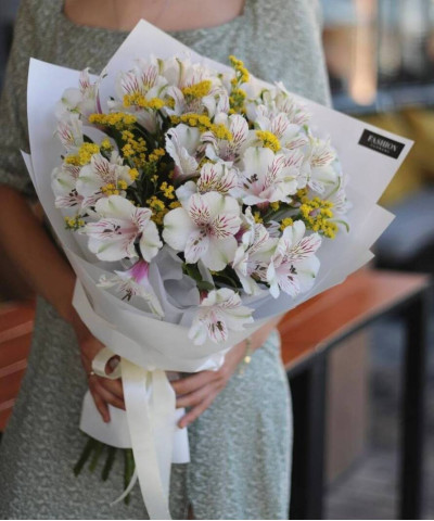 Альстромерия и солидаго в букете "Парижское лето" №2386