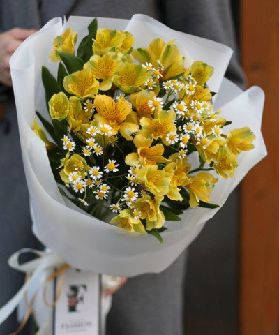 7 желтых альстромерий в букете "Санфлауерс" №8673