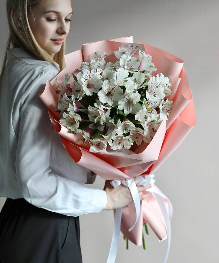 9 белых альстромерий Гималайя №3689