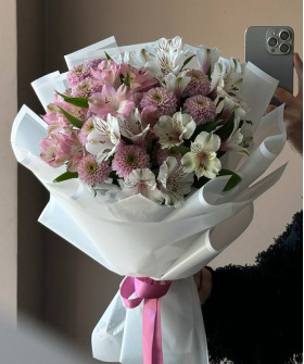 Альстромерии и розовые хризантемы в букете "Нежный румянец" №2486