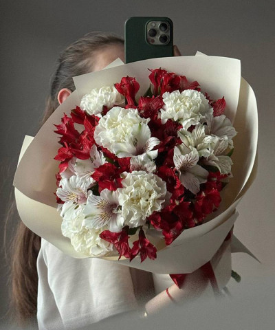 "История любви" бело-красные альстромерии и диантусы №7640