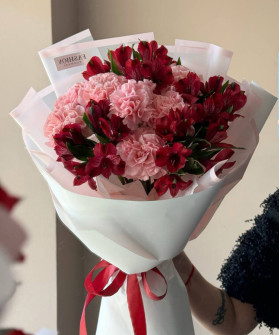 "Марокко" букет с красными альстромериями и диантусами №8765