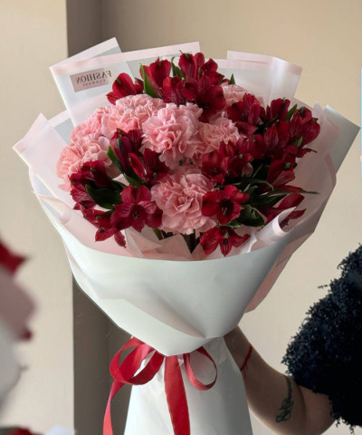 "Марокко" букет с красными альстромериями и диантусами №8765