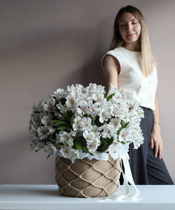 Большая корзина белых альстромерий Гималайя Экстра №3432