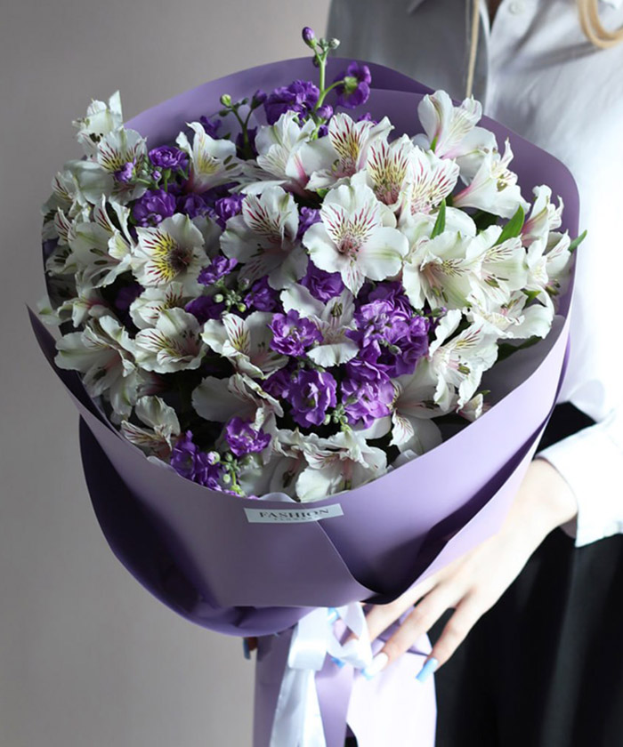 Пурпурная маттиола и белая альстромерия №5644