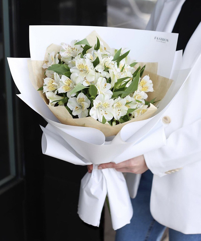 7 белых альстромерий №2051