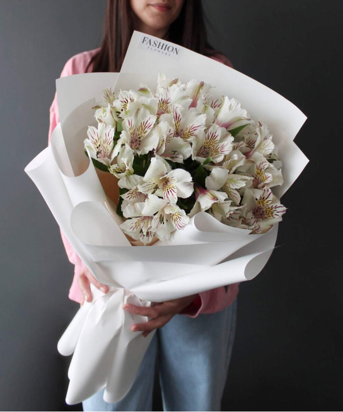 9 белых альстромерий №2439