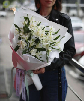 9 белых альстромерий №2439