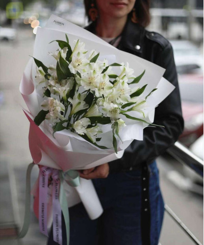 9 белых альстромерий №2051