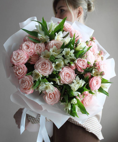 Розовые кустовые розы и альстромерии в букете "Розы и бабочки" №5696