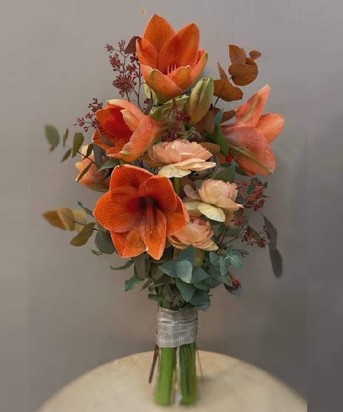 Букет с амариллисами и ранункулюсами 
