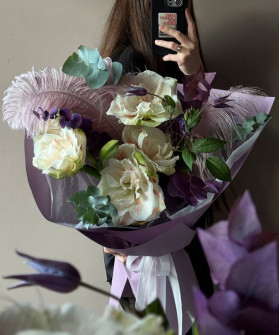 "Амели" букет из амариллисов с перьями №4857