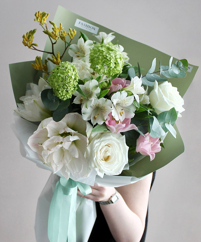 Авторский букет с амариллисом Арктик нимф №5657