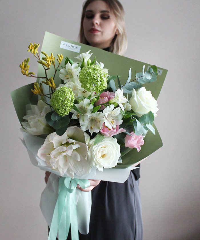 Авторский букет с амариллисом Арктик нимф №5657