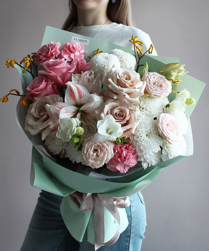 Авторский букет с амариллисами, розами и фрезией 