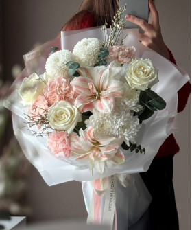 Авторский букет с белыми розами и амариллисами Дансинг Куин №9754
