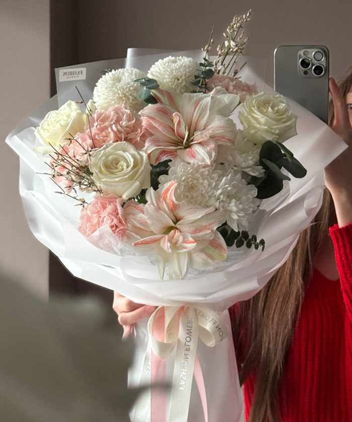 Авторский букет с белыми розами и амариллисами Дансинг Куин №9754