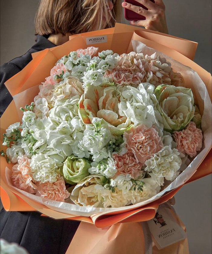 Авторский букет с гортензиями и амариллисами Нимф 