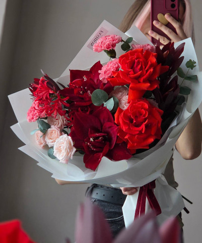 "Пламя" авторский букет с французскими розами и амариллисами №8786