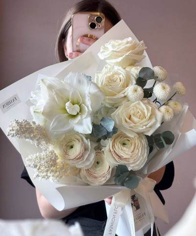 "Трепет" авторский букет с ранункулюсами и амариллисом Арктик Нимф №5487